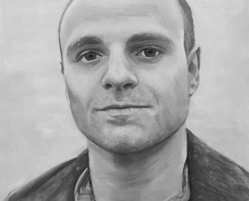 Chico con abrigo hecho en la técnica del carboncillo y lápices