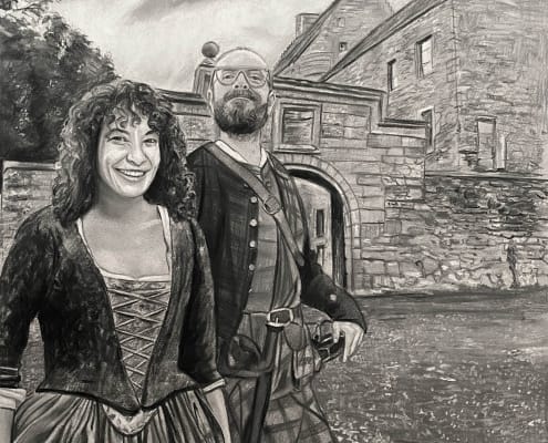 Retrato al carboncillo sobre papel de una pareja vestida como la serie Outlander junto al castillo famoso de la serie